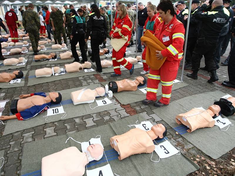 Na parkovišti jablonecké nemocnice se uskutečnil pokus o rekord v nejvíce resuscitujících lidí v jeden okamžik na jednom místě.