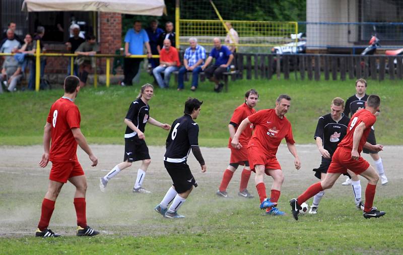 Nová Ves se rozloučila se soutěží vítězstvím nad Rádlem (v černém) 2:1.