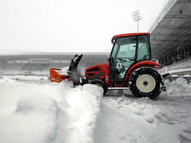 Pátek odpoledne. Jablonecký stadion Střelnice se snaží pracovníci FK BAUMIT připravit na pondělní ligový zápas. 