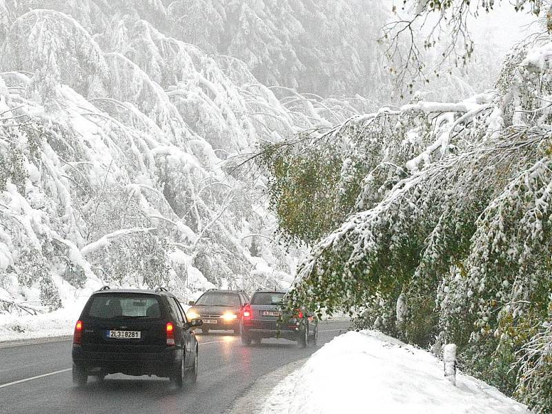 Pátek odpoledne. Jablonec nad Nisou odbočka na Rádlo. Těžký sníh, který napadal během dvou dnů, ohýbá stromy, které ještě ani neshodily listí, až k zemi.