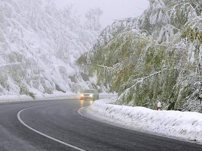 Pátek odpoledne. Jablonec nad Nisou odbočka na Rádlo. Těžký sníh, který napadal během dvou dnů, ohýbá stromy, které ještě ani neshodily listí, až k zemi.