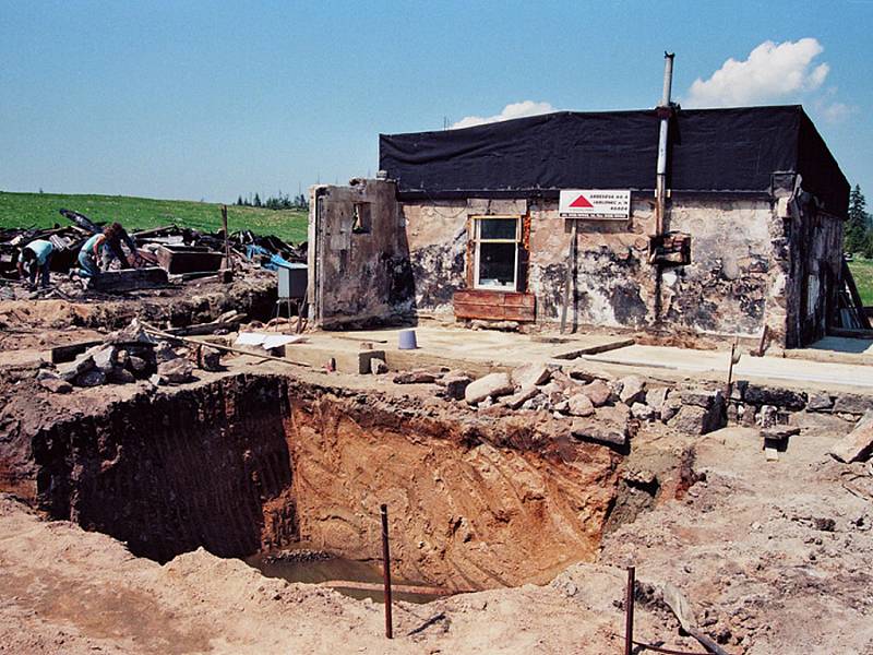 Rekonstrukce Hnojového domu v roce 1996 po předcházejícím požáru. 