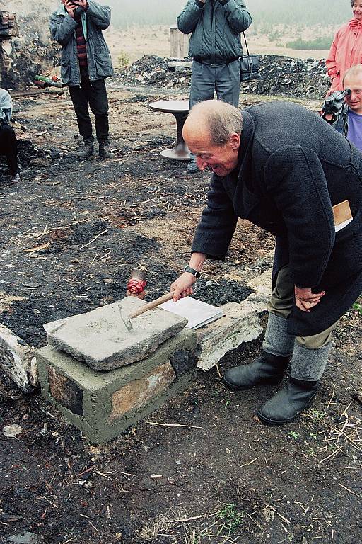 Gustav Ginzel. Poklepání na základní kámen nového domu na jaře 1996.