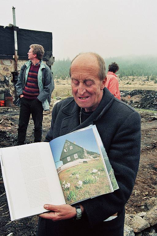 Gustav ukazuje v knize S.Weisse novou (staronovou) podobu domu. Jaro 1996.