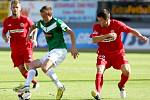 Jablonec remizoval s Brnem 1:1. Na snímku Jan Kopic z Jablonce mezi hráči Brna Markem Kaščákem a Alešem Schusterem (vpravo).