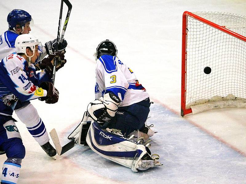 Jablonečtí Vlci v neděli zaslouženě podlehli HC Řisuty 6:3. Druhá branka domácích.