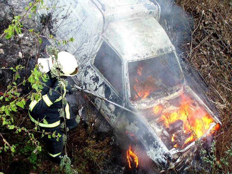 Osobní vůz někdo zapálil na nepřístupném místě směrem k bývalému prosečskému "smeťáku" záměrně.