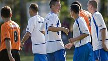 FK Jiskra Mšeno-Jablonec hostila FK Sedmihorky. Na snímku domácí hráči ( v modro bílém ) se radují po vstřelení vyrovnávací branky na počátku druhé půle. S číslem devět útočník Ondřej Lietava.