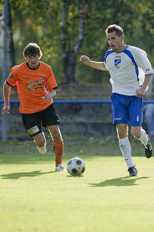 FK Jiskra Mšeno-Jablonec hostila FK Sedmihorky. Za slunného počasí byl vidět zajímavý fotbal s několika šancemi na obou stranách. Na snímku domácí útočník Ondra Pokorný ( vpravo v bílo modrém ) uniká hostujícímu obránci.