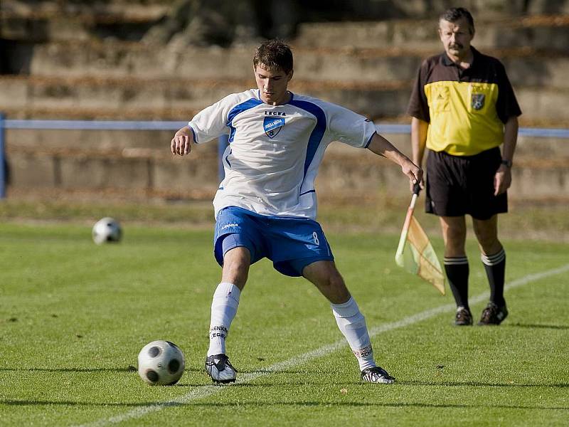 FK Jiskra Mšeno-Jablonec hostila FK Sedmihorky. Za slunného počasí byl vidět zajímavý fotbal s několika šancemi na obou stranách. Na snímku domácí Karel Čermák ml. zachycuje u lajny míč ve hře za "dozoru" asistenta Neugebauera st.