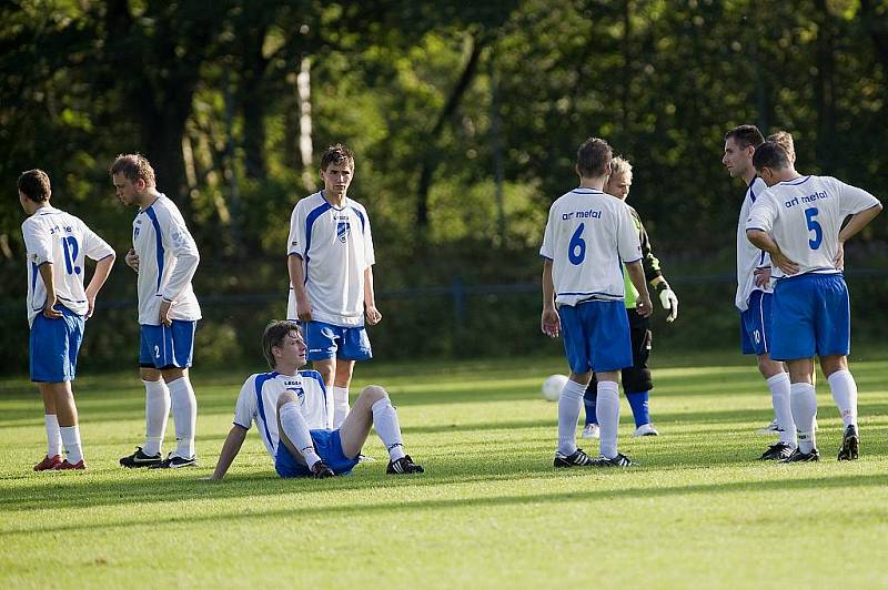 FK Jiskra Mšeno-Jablonec hostila FK Sedmihorky. Za slunného počasí byl vidět zajímavý fotbal s několika šancemi na obou stranách. Na snímku domácí hráči krátce před zahájením druhé půle. Na zemi sedí kapitán Martin Pavlata.