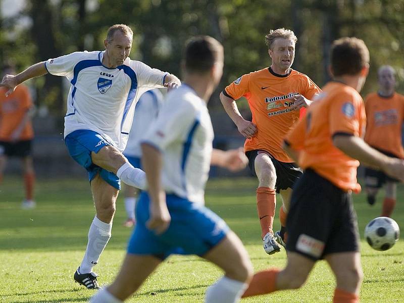 FK Jiskra Mšeno-Jablonec hostila FK Sedmihorky. Za slunného počasí byl vidět zajímavý fotbal s několika šancemi na obou stranách. Na snímku domácí veterán Martin Vejprava ( vlevo  v bílo modrém ) pálí na branku Sedmihorek.