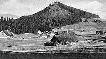 Zřejmě nejstarší fototografie Hnojového domu ještě s doškovou střechou. Kolem roku1920. 