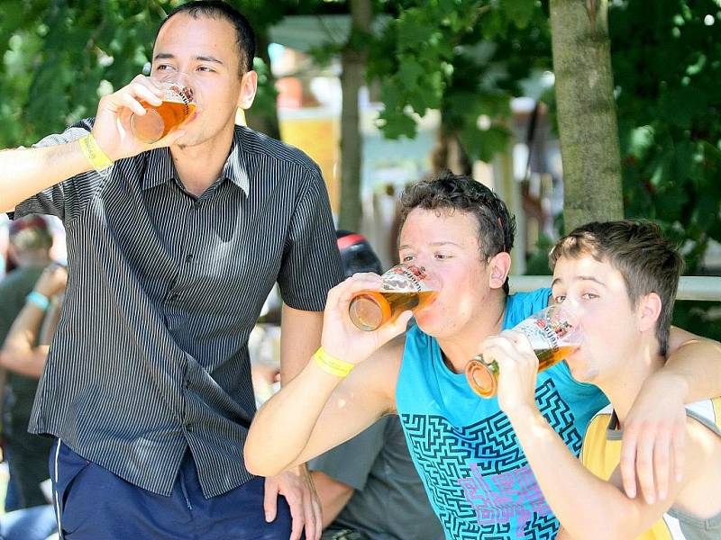 Tradiční Pivní slavnost pivovaru Svijany v areálu koupaliště ve Svijanském Újezdu.