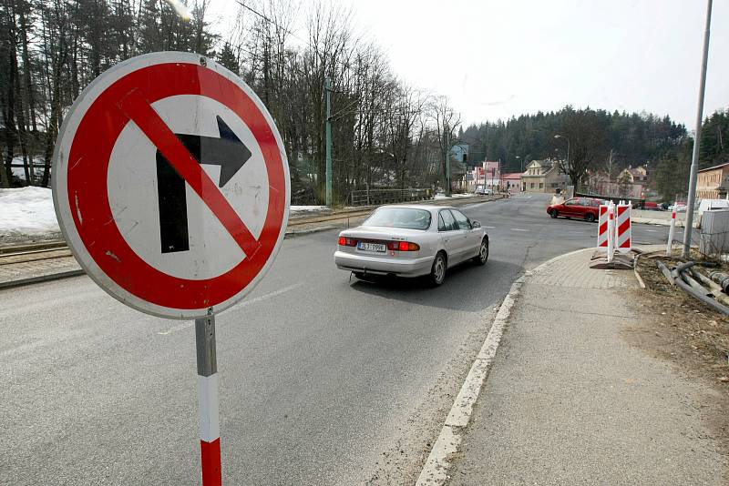 Stavba kruhového objezdu na křižovatce Tovární s Libereckou ulicí v roce 2010.