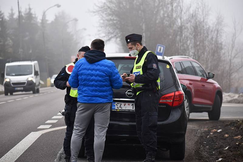 Policisté kontrolují cestující v Libereckém kraji.