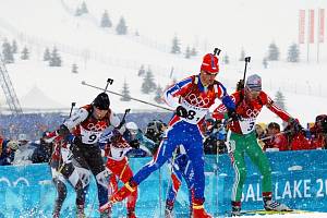 OLYMPIJSKÉ HRY. Fin Ville Raikkonen (č. 9), Petr Garabík z České republiky (č. 8) a Alexej Aidarov (č. 3) z Běloruska v první etapě olympijské štafety biatlonistů na 4x7,5 kilometru, která se běžela 20. února 2002 v Soldier Hollow. 