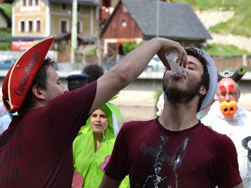 Tradiční neckyáda na Jizeře v areálu Žlutých lázní vyvrcholila sjezdem splavu.