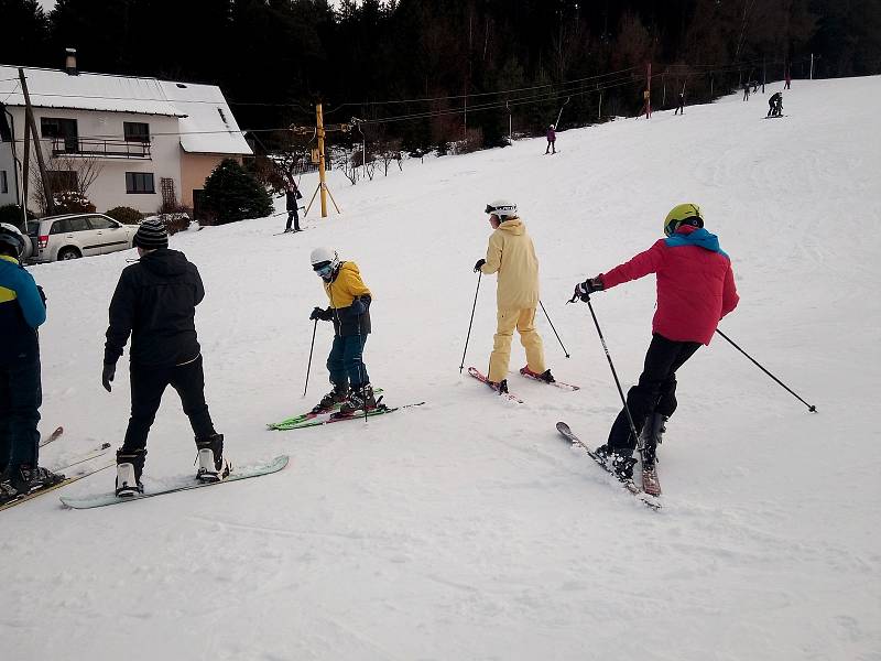 Víkendové spuštění vleku na sjezdovce Dráček v Alšovicích.