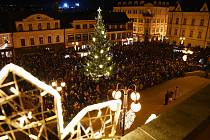 Slavnostní rozsvícení vánočního stromu na náměstí Míru v Jablonci nad Nisou. Rok 2021.