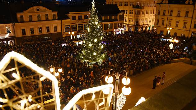 Slavnostní rozsvícení vánočního stromu na náměstí Míru v Jablonci nad Nisou. Rok 2021.
