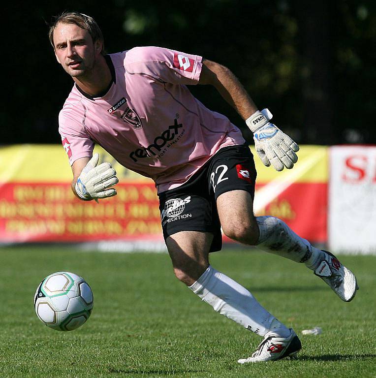 Juniorka Baumitu porazila na domácím hřišti FK Pardubice (v červeném) 2:0.