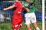 Juniorka Baumitu porazila na domácím hřišti FK Pardubice (v červeném) 2:0.