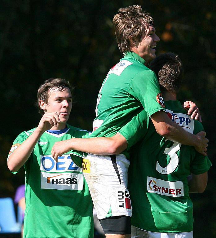 Juniorka Baumitu porazila na domácím hřišti FK Pardubice (v červeném) 2:0.