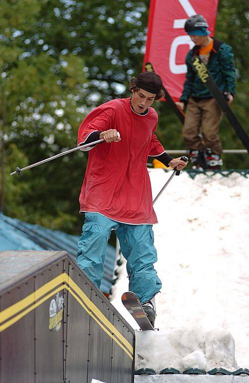 Netradiční exhibice se konala v sobotu na jablonecké přehradě v prostoru Slunečních lázní. Freestyloví rideři na lyžích a snowboardech soupeřili o prvenství v soutěži O'Neill Superheroes na dovezené překážce a umělém sněhu.