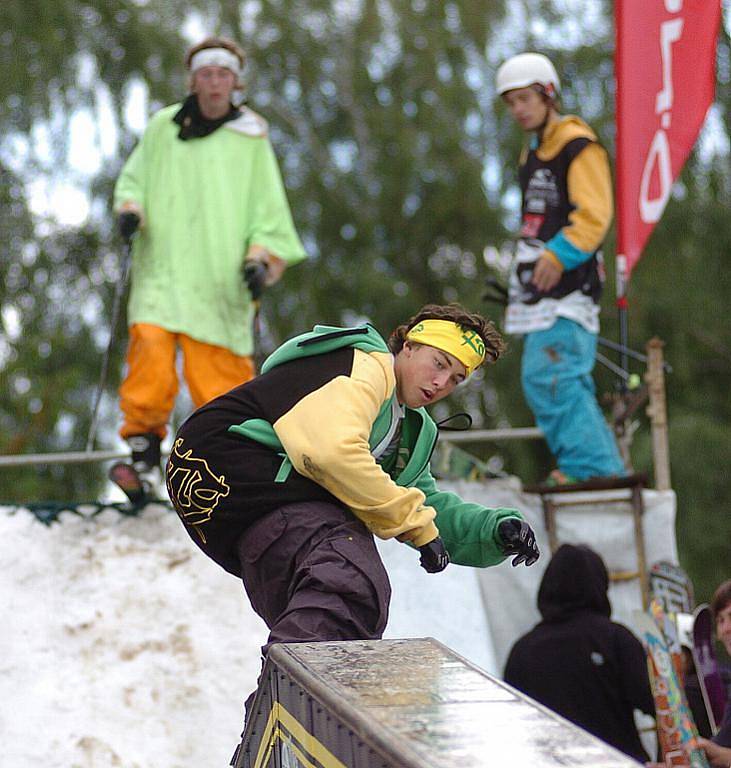 Netradiční exhibice se konala v sobotu na jablonecké přehradě v prostoru Slunečních lázní. Freestyloví rideři na lyžích a snowboardech soupeřili o prvenství v soutěži O'Neill Superheroes na dovezené překážce a umělém sněhu.