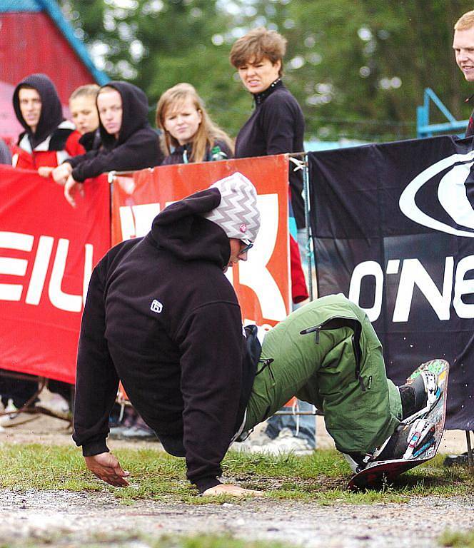 Netradiční exhibice se konala v sobotu na jablonecké přehradě v prostoru Slunečních lázní. Freestyloví  rideři na lyžích a snowboardech soupeřili o prvenství v soutěži O'Neill Superheroes na dovezené překážce a umělém sněhu.