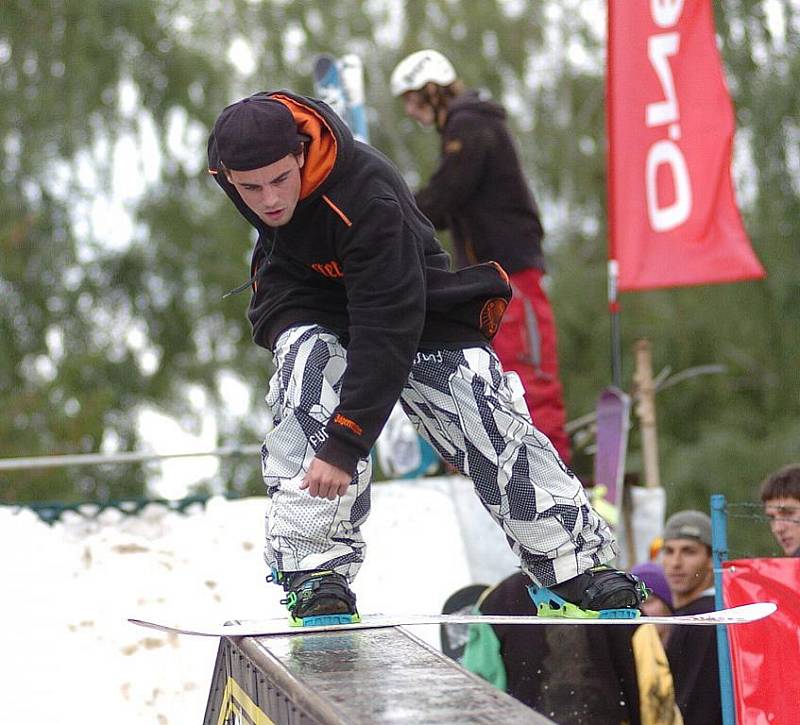 Netradiční exhibice se konala v sobotu na jablonecké přehradě v prostoru Slunečních lázní. Freestyloví rideři na lyžích a snowboardech soupeřili o prvenství v soutěži O'Neill Superheroes na dovezené překážce a umělém sněhu.