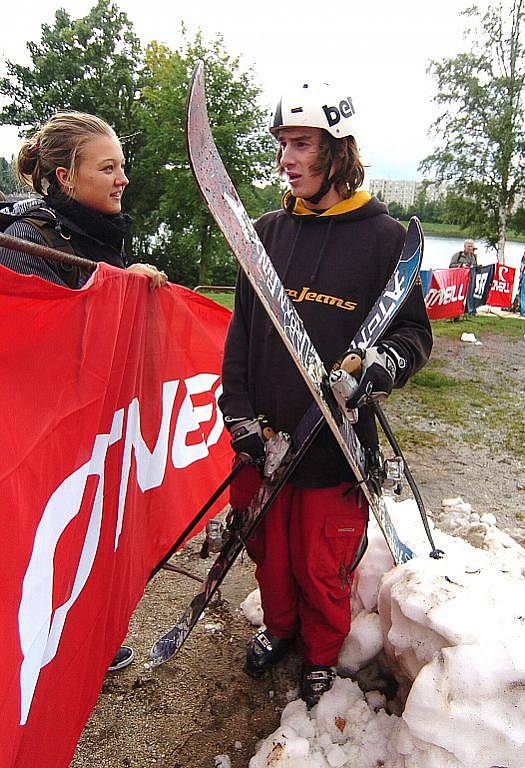 Netradiční exhibice se konala v sobotu na jablonecké přehradě v prostoru Slunečních lázní. Freestyloví rideři na lyžích a snowboardech soupeřili o prvenství v soutěži O'Neill Superheroes na dovezené překážce a umělém sněhu.