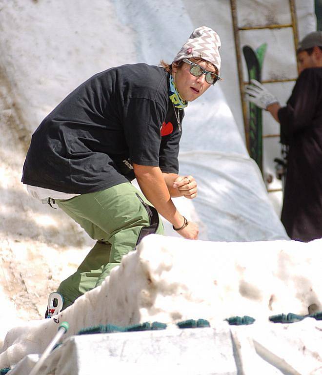 Netradiční exhibice se konala v sobotu 28. srpna 2010 na jablonecké přehradě v prostoru Slunečních lázní. Freestyloví rideři na lyžích a snowboardech soupeřili o prvenství v soutěži O'Neill Superheroes na dovezené překážce a umělém sněhu.