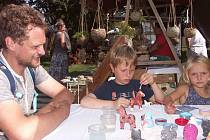 Děti Vincent a Ida Pintovi ze Žlábku u Tatobit si s tatínkem přijely vybrat a namalovat keramické hračky z keramické dílny paní Kosařové z Liberce.