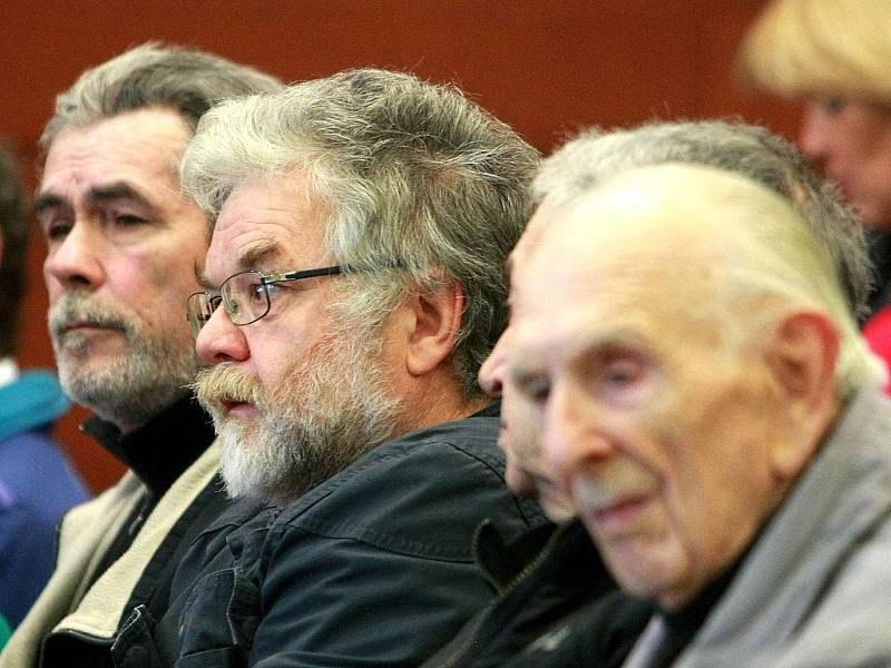 Liberecký okresní soud se v pátek 19. listopadu za velkého zájmu veřejnosti začal zabývat případem bývalého vězeňského dozorce z Minkovic a bývalého komunistického poslance Josefa Vondrušky.