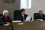 Liberecký okresní soud se v pátek 19. listopadu za velkého zájmu veřejnosti začal zabývat případem bývalého vězeňského dozorce z Minkovic a bývalého komunistického poslance Josefa Vondrušky.
