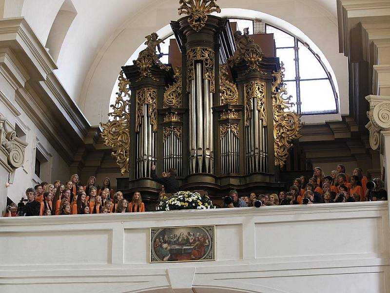 Jablonecké děti ze sboru ZUŠ Iuventus, Gaude! zpívaly pod vedením Tomáše Pospíšila papeži Benediktu XVI. při jeho návštěvě Prahy.