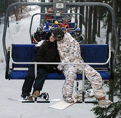 Sedačková lanovka na Tanvaldský špičák v těchto dnech chrlí na vrcholek velké množství lyžařů a snowboardystů.Lanovka Má kapacitu 2500 pasažérů za hodinu a přesto že na Špičáku panují ideální podmínky je provoz naprosto plynulý a bez front.