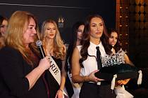 Vlevo Olga Kopalová Rynešová, vlevo zakladatelka Miss Czech Republiky, česká modelka a podnikatelka Taťána Makarenko.