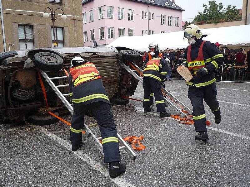 Dějištěm letošní Krajské soutěže HZS Libereckého kraje ve vyprošťování zraněných osob z havarovaných vozidel se ve čtvrtek 17. září stalo Tyršovo náměstí v Jilemnici. 