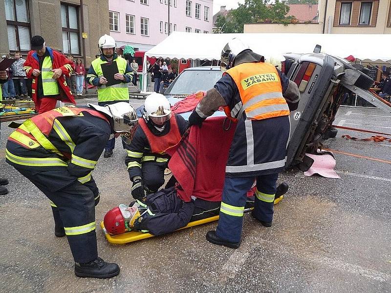 Dějištěm letošní Krajské soutěže HZS Libereckého kraje ve vyprošťování zraněných osob z havarovaných vozidel se ve čtvrtek 17. září stalo Tyršovo náměstí v Jilemnici. 