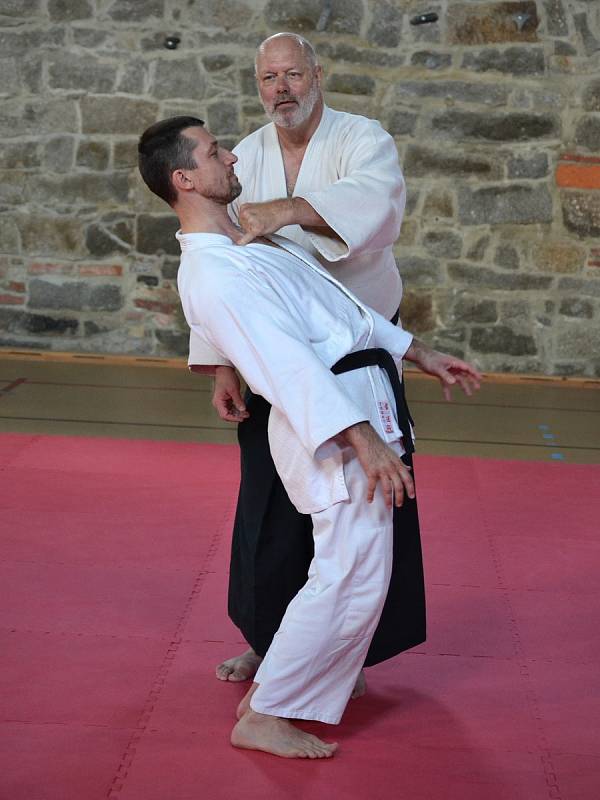 Dva věhlasní zahraniční mistři bojového umění, aikido a taichi, vedou sportovní kemp v nejvýše položené osadě Jizerských hor na Jizerce.