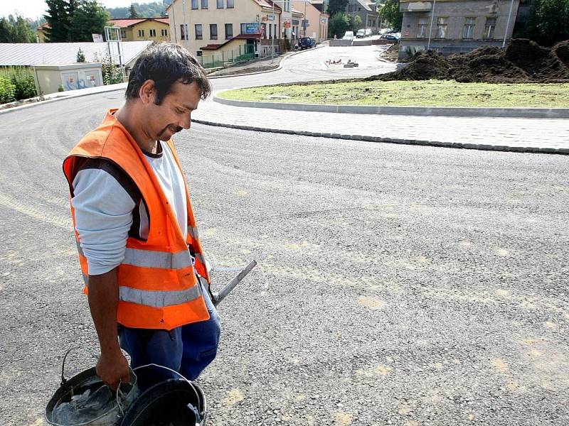 Kruhový objezd pod Střelnicí v Jablonci nad Nisou už dostal jasné obrysy. 