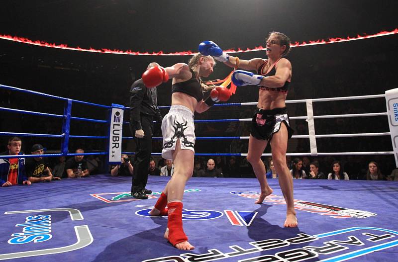 Páté Night of Warriors diváky nadchlo. Zápas o profi titul mistryně ČR v lowkicku Sandra Mašková (červené rukavice) vs. Lucie Mudrochová.