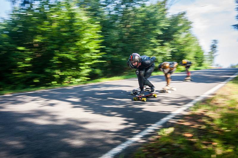 Závod světového poháru v downhillovém skateboardingu, Kozákov Challenge, pokračoval 20. července na kopci Kozákov u obce Chuchelna na Semilsku. Finále závodu se koná v sobotu 21. července.