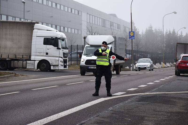 Policisté kontrolují cestující v Libereckém kraji.