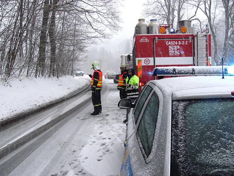 Nehoda v Janově se stala zhruba ve 14:30, autobus se s terénním autem s ruským číslem srazil v zatáčce u kostela sv. Josefa v Loučné.