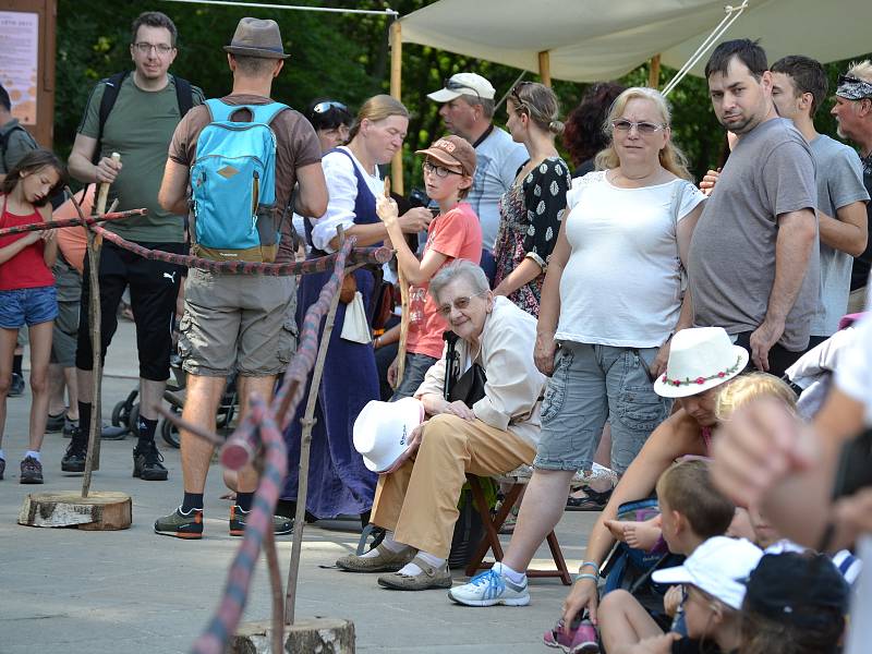 Turistické památky v Libereckém kraji nabízejí pestrý přehled akcí na prázdninové měsíce. Na Valdštejně se pravidelně konají prohlídky s loupeživým rytířem či audientu u Valdštejna. Výjimkou tu nejsou ani středověké víkendy se souboji a kuchyní z těchto č