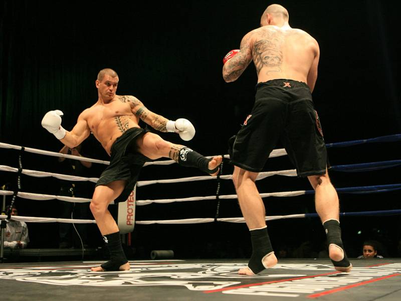 Night of Warriors v Liberci. Pavel Ševčík z Jablonce (vlevo) a Pavel Vojík z Lovosic.